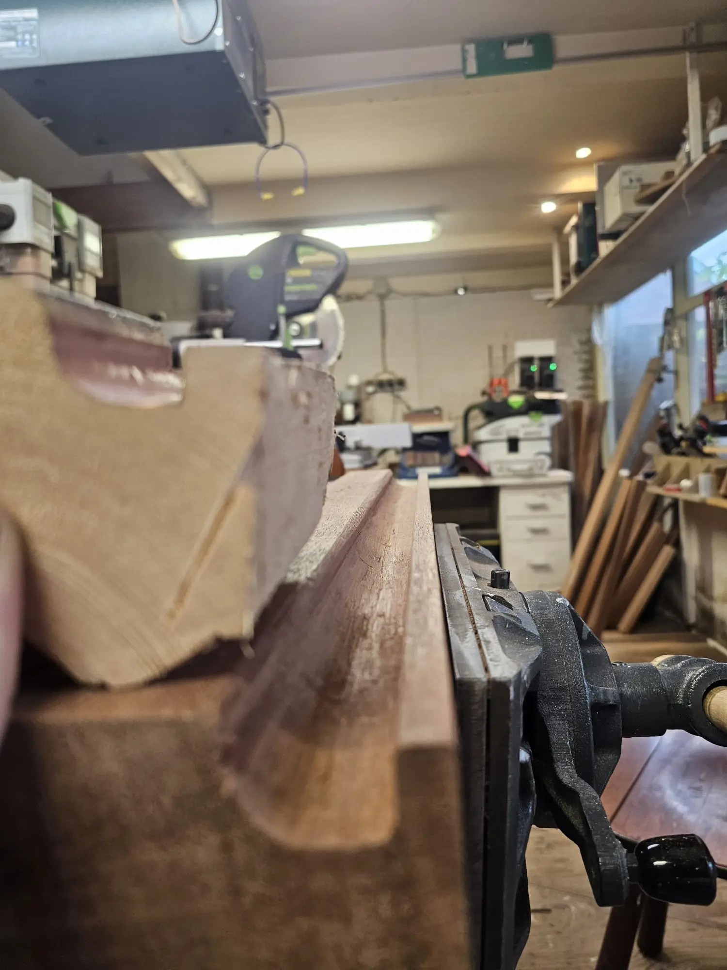 Een handgemaakt houten kozijn in een werkbank