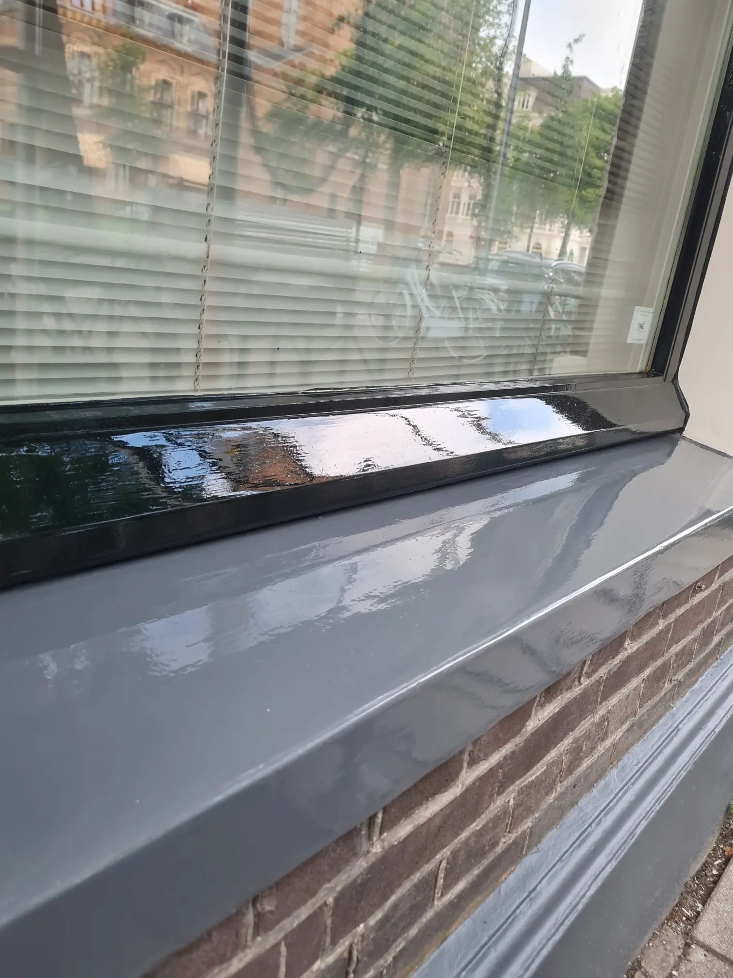 Een aangezicht van een prachtig geschilderde vensterbank