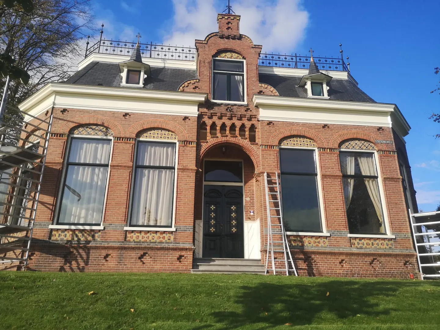 Een aangezicht van een monumentaal pand dat recent volledig is geschilderd