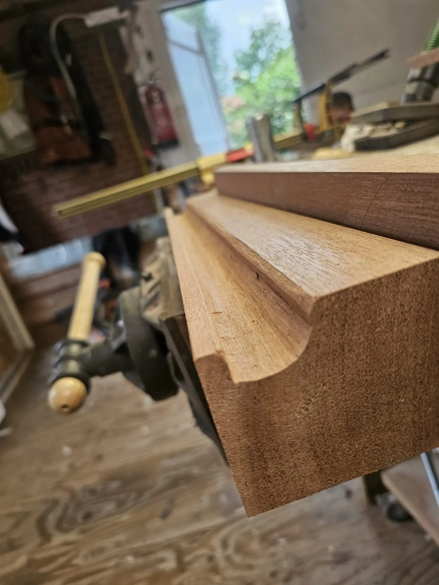 Een herstelde houten deur