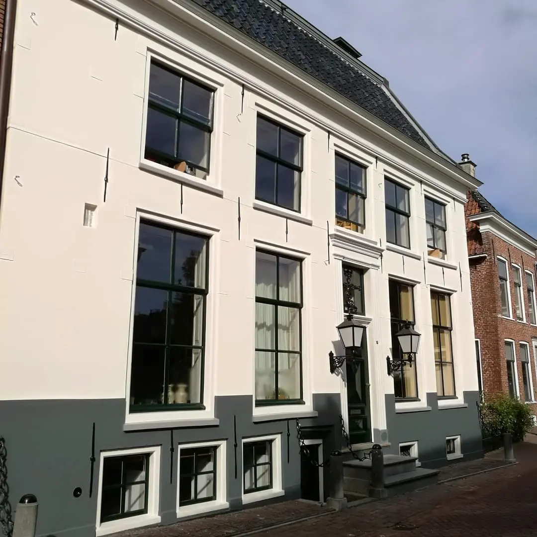 Een oud herenhuis volledig onderhouden en geschilderd door Roossien Totaalonderhoud