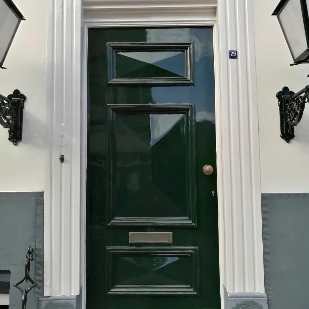 Een perfect strak gelakte groene deur